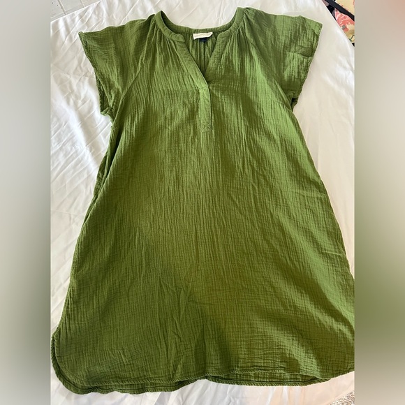 Gauzy Green Short Sleeve Dress with pockets - Picture 2 of 2